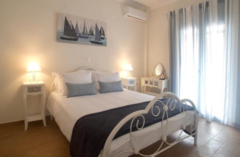 Bed, Day, Photo of the whole room, Bedroom
