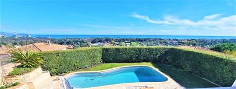 Villa piscine avec magnifique vue mer panoramique Villa in Villeneuve-Loubet