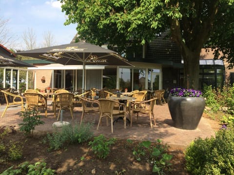 Property building, Staff, Restaurant/places to eat, Spring, Natural landscape, BBQ facilities, Garden, Balcony/Terrace, Garden view, Lunch, Dinner, Alcoholic drinks, Non alcoholic drinks, Family