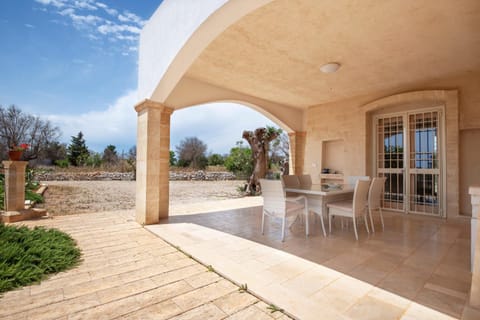 Patio, Facade/entrance, Garden, Dining area