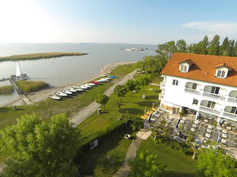 Facade/entrance, Bird's eye view