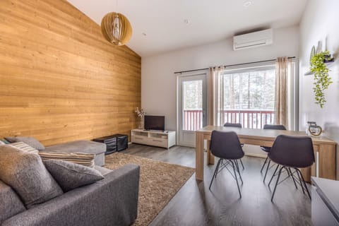 TV and multimedia, Living room, Seating area, Dining area, locker, locker, air conditioner, air conditioner