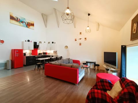 TV and multimedia, Kitchen or kitchenette, Living room, Seating area