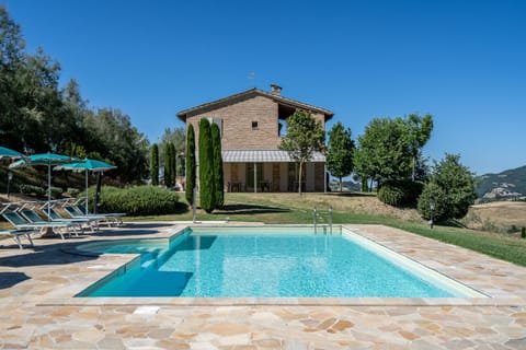 Property building, Mountain view, Pool view, Swimming pool, sunbed