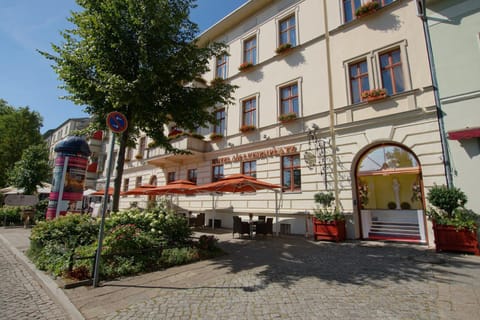 Property building, Facade/entrance, Day, Neighbourhood, On site, City view, Facility for disabled guests