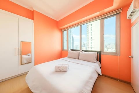 Bed, Bedroom, towels, wardrobe