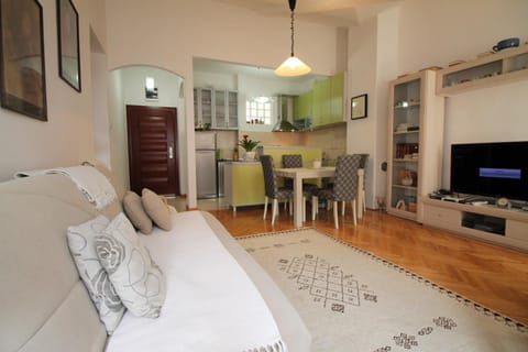 TV and multimedia, Living room, Photo of the whole room, Seating area, Dining area