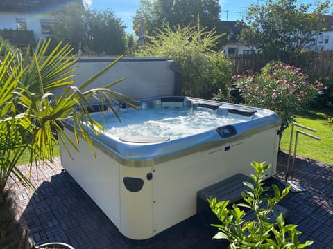 Garden, Hot Tub