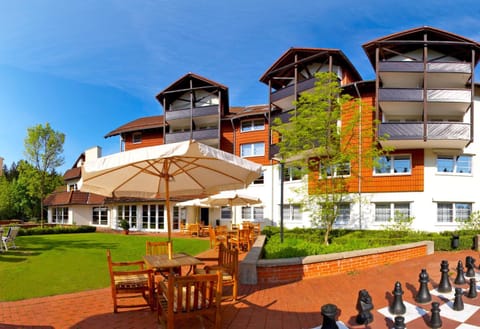 Property building, Patio, Garden, Balcony/Terrace