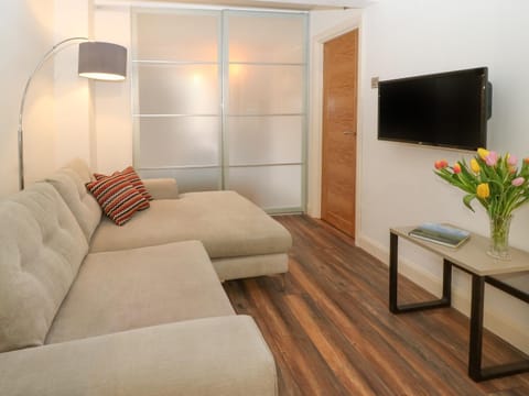 Over-Under Cottage House in Holmfirth