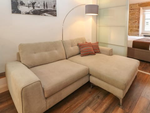 Over-Under Cottage House in Holmfirth