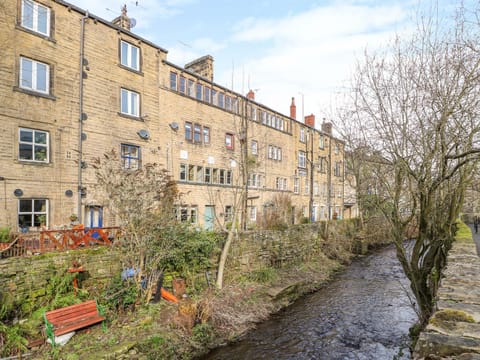 Over-Under Cottage House in Holmfirth