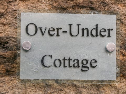 Over-Under Cottage House in Holmfirth