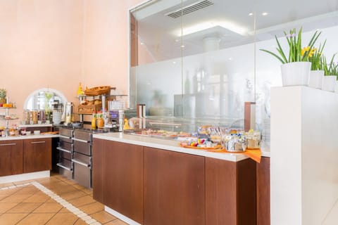 Restaurant/places to eat, Buffet breakfast