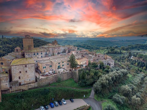 Property building, Nearby landmark, Neighbourhood, Natural landscape, Mountain view, Street view, Location, Sunset, Parking