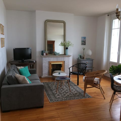 Communal lounge/ TV room, Living room, Seating area, Sea view