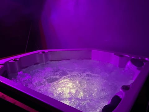 Hot Tub, Hot Tub, Spa and wellness centre/facilities