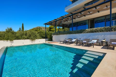 Swimming pool, sunbed