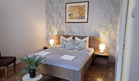 Bedroom, towels