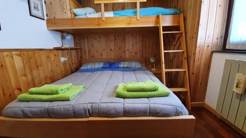 Bedroom, bunk bed