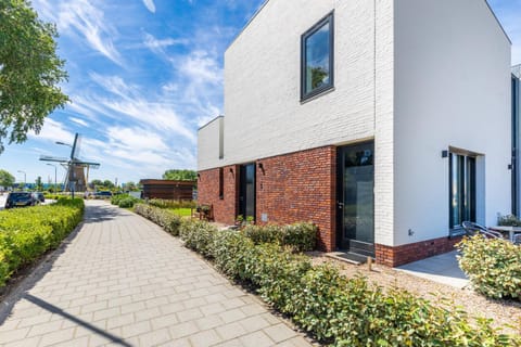 Roosjesweg 2 Gastenkamer met parkeerplaats en terras EG Bed and Breakfast in Domburg