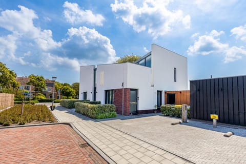 Roosjesweg 2 Gastenkamer met parkeerplaats en terras EG Bed and Breakfast in Domburg