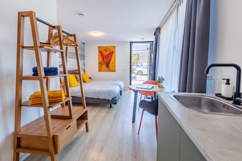 Roosjesweg 2 Gastenkamer met parkeerplaats en terras EG Bed and Breakfast in Domburg