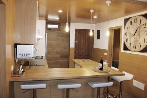 Kitchen or kitchenette, Dining area