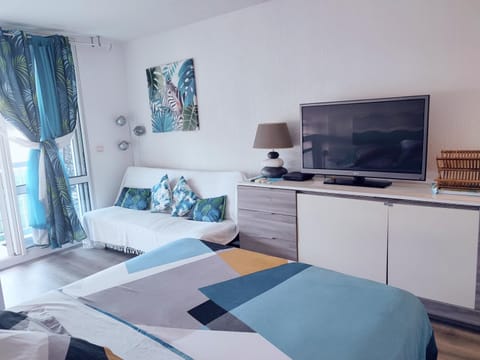 Bed, Living room