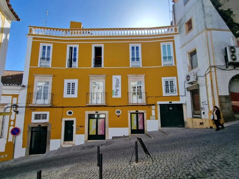 Property building, Facade/entrance, Landmark view, Street view