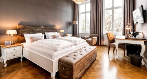 Bed, Balcony/Terrace, Photo of the whole room, Lake view