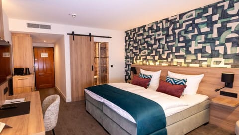 Bed, Photo of the whole room, Seating area, Bedroom
