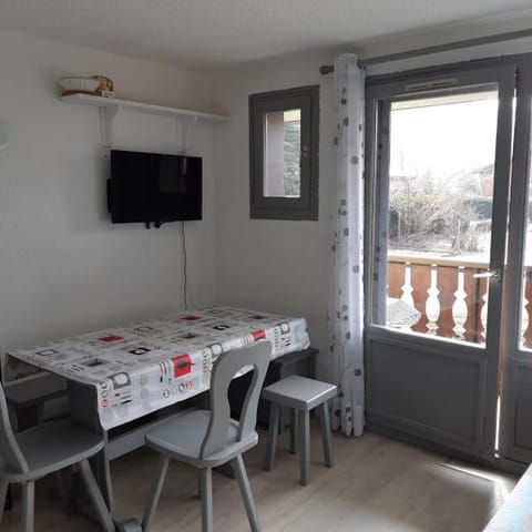 Le chalet des neiges 2 est au calme situé à 5 mn à pied du centre il est composé d'1 chambre avec lit double plus canapé convertible parking privé sur place et arrêt navette gratuite à 30 m Apartment in Arâches-la-Frasse