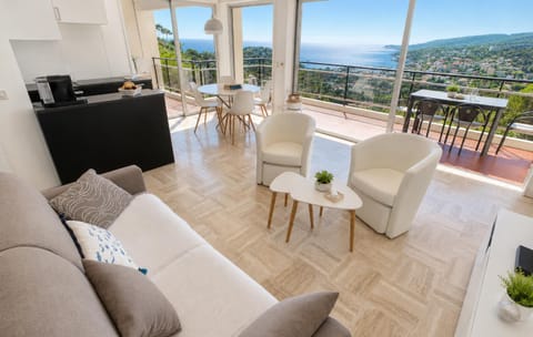 Patio, Communal lounge/ TV room, TV and multimedia, Coffee/tea facilities, Balcony/Terrace, Living room, Sea view, Seasons, internet, air conditioner