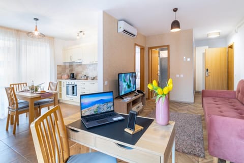 Communal lounge/ TV room, TV and multimedia, Kitchen or kitchenette, Living room, Seating area, Dining area, air conditioner