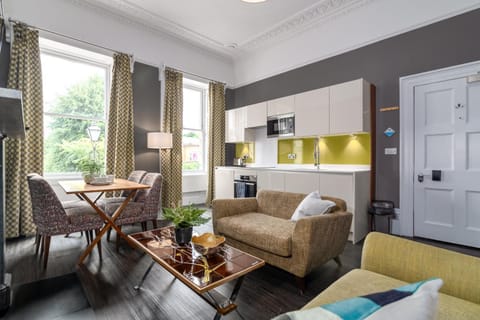 Kitchen or kitchenette, Living room, Seating area, Dining area