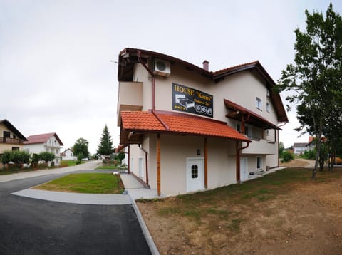 Facade/entrance