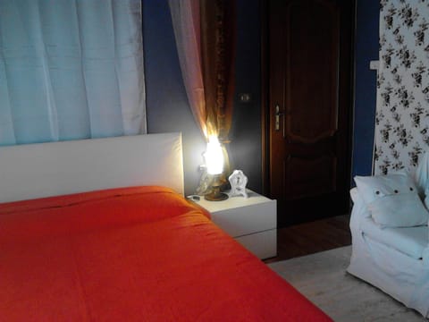 Bed, Photo of the whole room, Decorative detail, Bedroom
