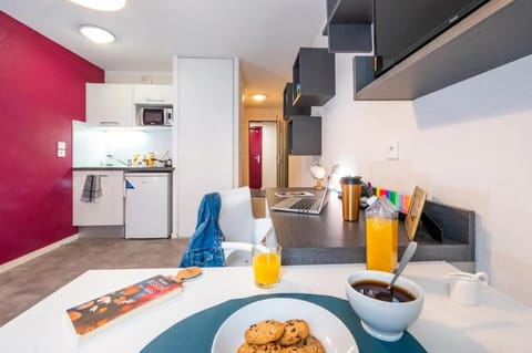 Property building, Kitchen or kitchenette, Food and drinks, Dining area, Food, stove