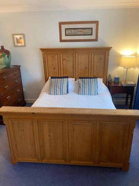 Beautiful private room with Kingsize bed and large private en-suite Vacation rental in Huntingdonshire District