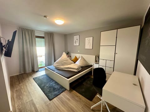 Bed, TV and multimedia, Bedroom