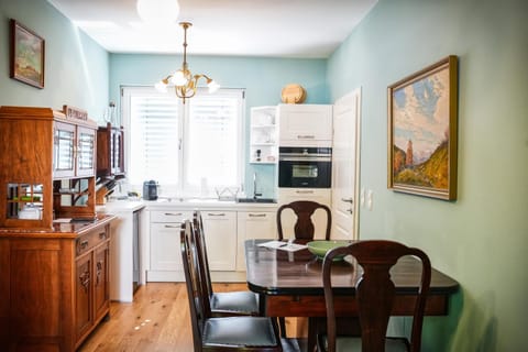 Kitchen or kitchenette, Dining area, oven, pet friendly