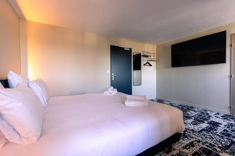 Bed, TV and multimedia, Photo of the whole room, Bedroom