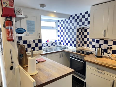 Property building, Kitchen or kitchenette, Dining area, dishwasher, stove