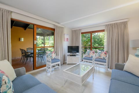 Patio, TV and multimedia, Living room, Seating area