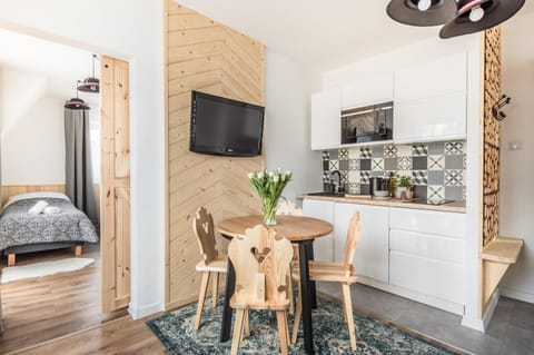 TV and multimedia, Coffee/tea facilities, Kitchen or kitchenette, Living room, Seating area, Dining area, oven, stove