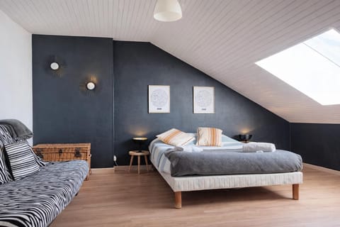 Bed, Photo of the whole room, Seating area, Bedroom
