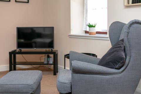 TV and multimedia, Living room, Seating area, Evening entertainment