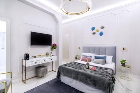 Bed, TV and multimedia, Photo of the whole room, Bedroom