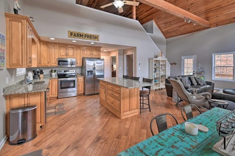 Lakefront Retreat with Views, Near Mammoth Cave! House in Nolin Lake